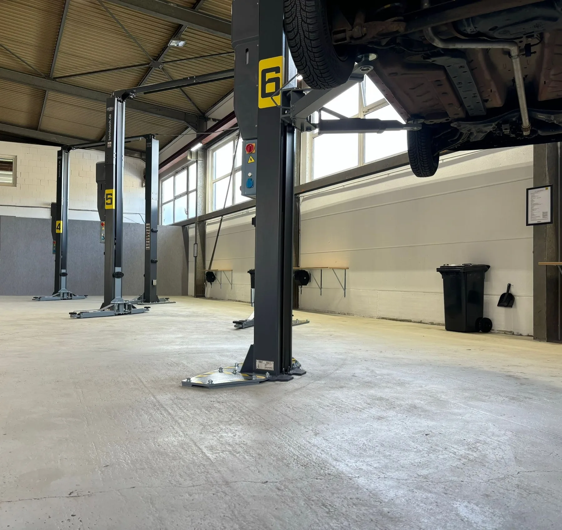 Auto auf der Hebebühne in der Garage 34